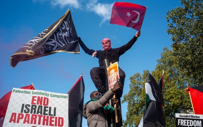 “Palestiinaa tukevissa” muslimien radikaaleissa terrorismia ja juutalaisvihaa tukevissa, sekä kaikkien “vääräuskoisten” tappamiseen kehottavissa voimannäytöksissä on nähty niin ISIS, Taliban kuin al-Qaeda lippuja.