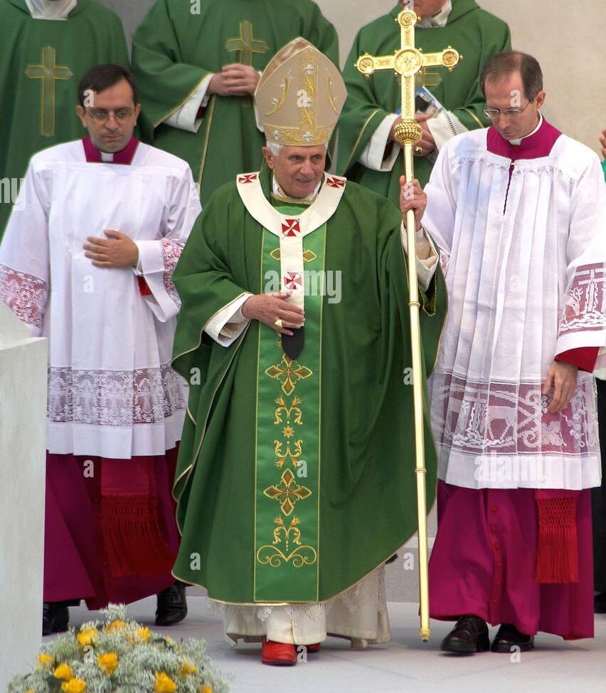 Brescia,Italy,November 8,Pope Benedict XVI arrives in quare Paolo VI with  the Popompbile to celebrate Mass and Angelus,greeted and cheered by the  fait Stock Photo - Alamy