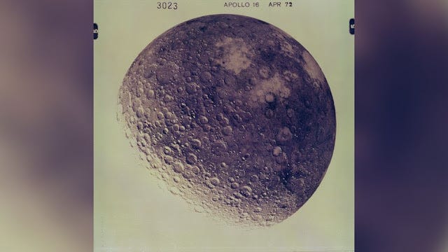 15. Atrás da Lua