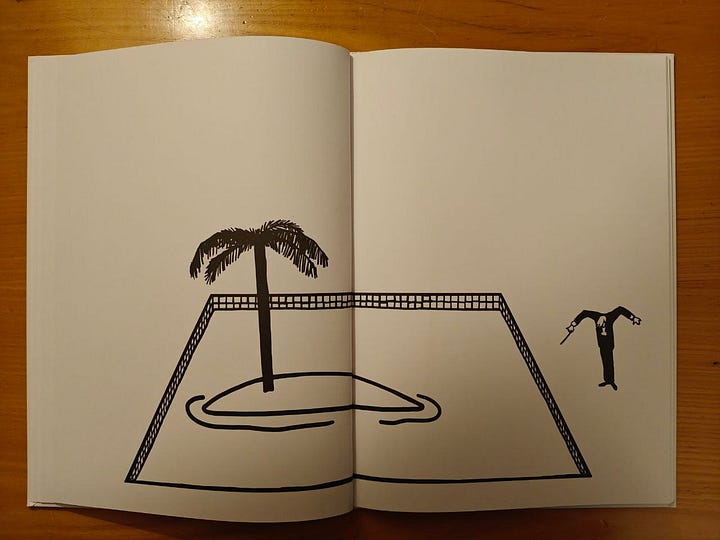 Quattro immagini di "L'opera liquida" di Renato Moriconi con, dall'alto a sinistra in senso orario, la vasca con un'isola che emerge dall'acqua e una palma, con il direttore d'orchestra che ne assume la stessa posa; quindi la stessa vasca sulla cui superficie spunta una pinna di squalo e il direttore che gli punta la bacchetta addosso; un'onda gigantesca che si solleva dalla vasca e sembra ricadere sul direttore; una vasca che è diventata campo di gara di scherma con due persone che si affrontano e il direttore che impugna la bacchetta a mo' di spada.