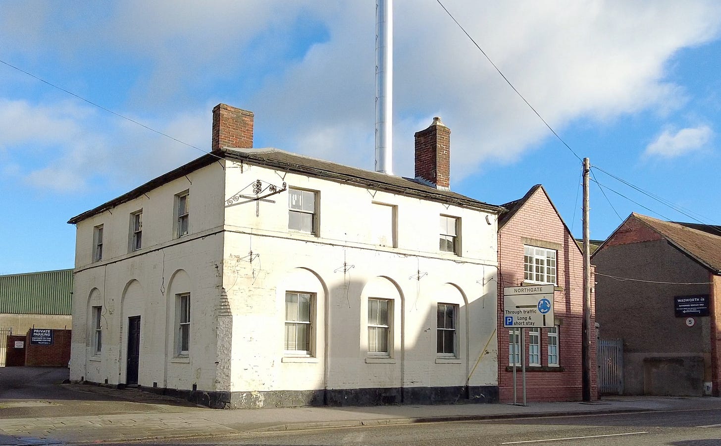 The is the former White Lion Inn where Augustus Keeling lodged in 1889. It has been used as a training centre for Wadworth Brewery which starts just to the right. Image: Roland's Travels.
