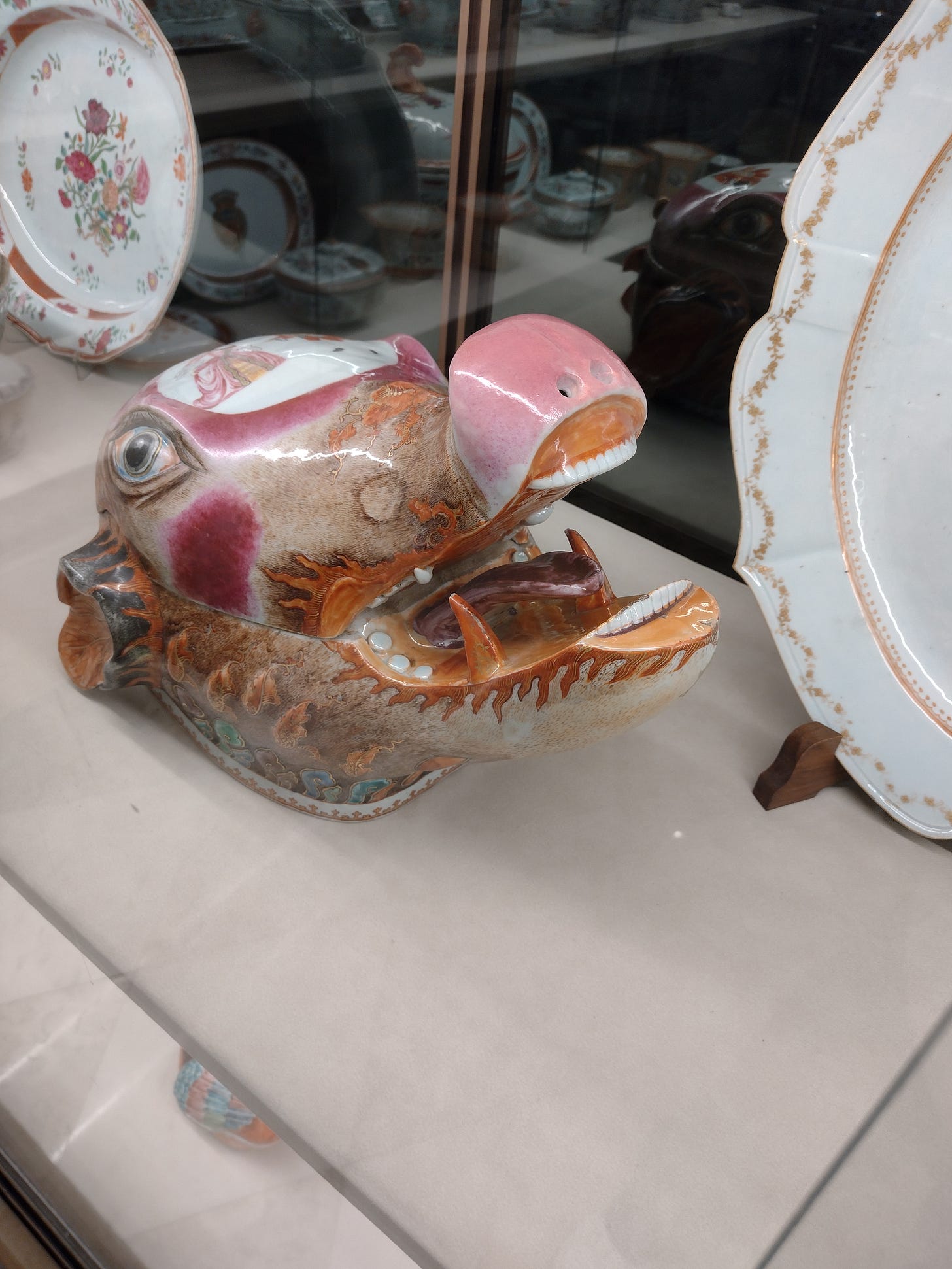Qing Dynasty Tureen and Plate Qing Dynasty Tureen and Plate