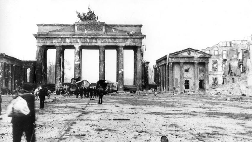 Foto en blanco y negro de un edificio

El contenido generado por IA puede ser incorrecto.