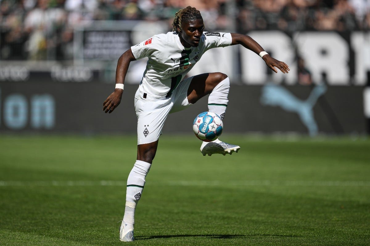 Transfer journalist says Newcastle challenging Liverpool for midfielder
