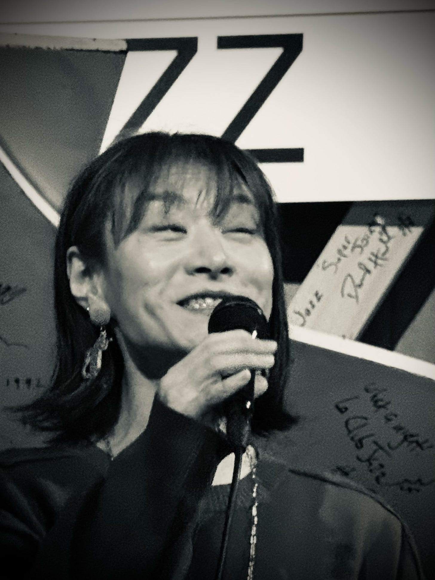 A person holding a microphone

AI-generated content may be incorrect.