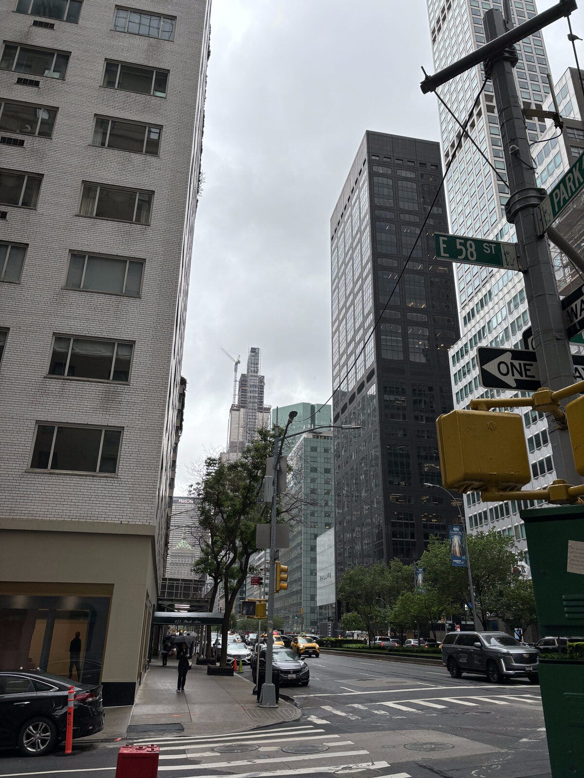 陰天下的街角高樓與灰色天空 陰天下的街角高樓與灰色天空