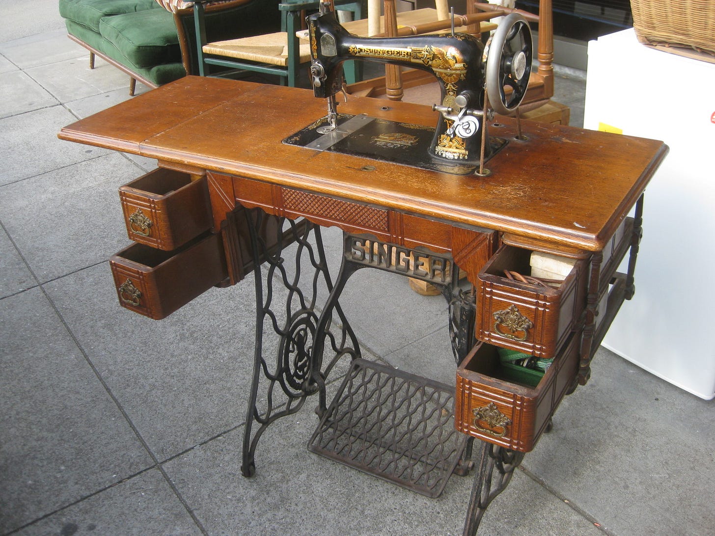 https://3.bp.blogspot.com/_hvUgLTILEVE/TAcfJO_9rYI/AAAAAAAAPzQ/4rOJowxeoFY/s1600/SewingMachineSinger1.jpg