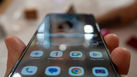 Moto Razr Ultra display examples