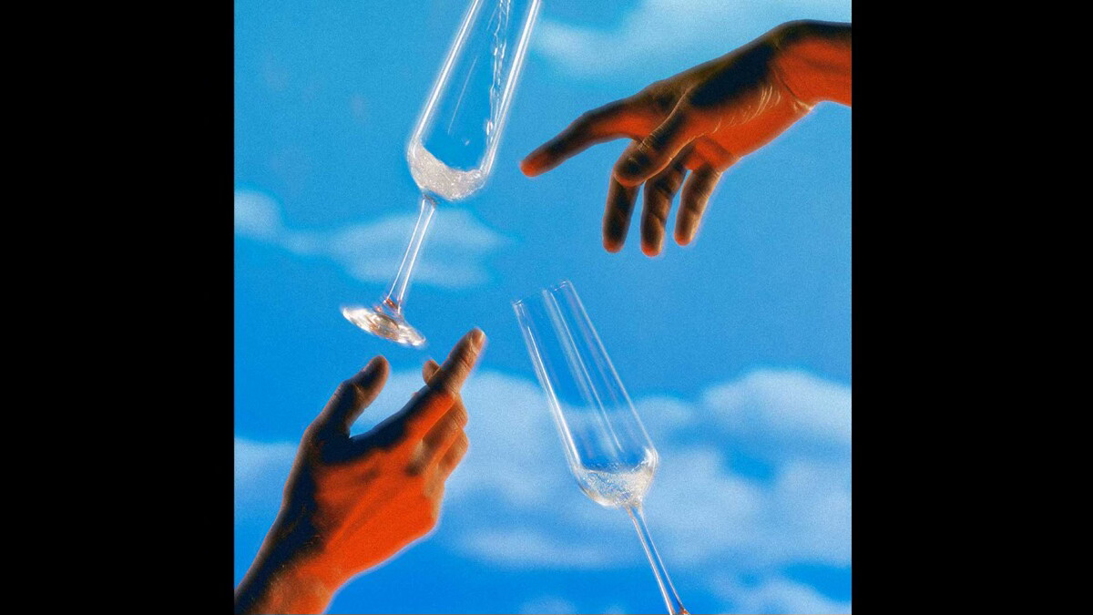 Foto van twee handen in rood licht die naar elkaar wijzen en elkaar bijna aanradken zoals God en Adam dat doen in dat schilderij van Michelangelo. Een blauwe lucht met lichte bewolking op de achtergrond, twee prosecco glazen waarvan er een gevuld wordt zweven tussen hen in Foto van twee handen in rood licht die naar elkaar wijzen en elkaar bijna aanradken zoals God en Adam dat doen in dat schilderij van Michelangelo. Een blauwe lucht met lichte bewolking op de achtergrond, twee prosecco glazen waarvan er een gevuld wordt zweven tussen hen in