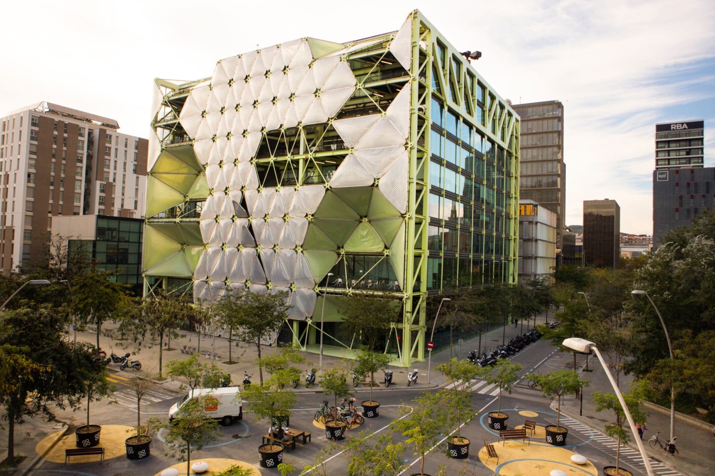 Some funky architecture on the edge of the Poblenou superblock. Some funky architecture on the edge of the Poblenou superblock.