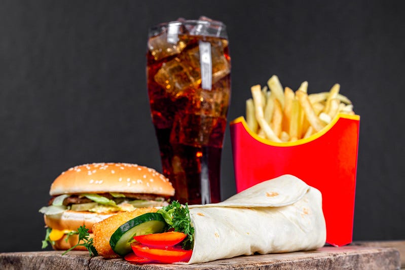 Hamburguesa, patatas fritas, cocacola y burrito Hamburguesa, patatas fritas, cocacola y burrito