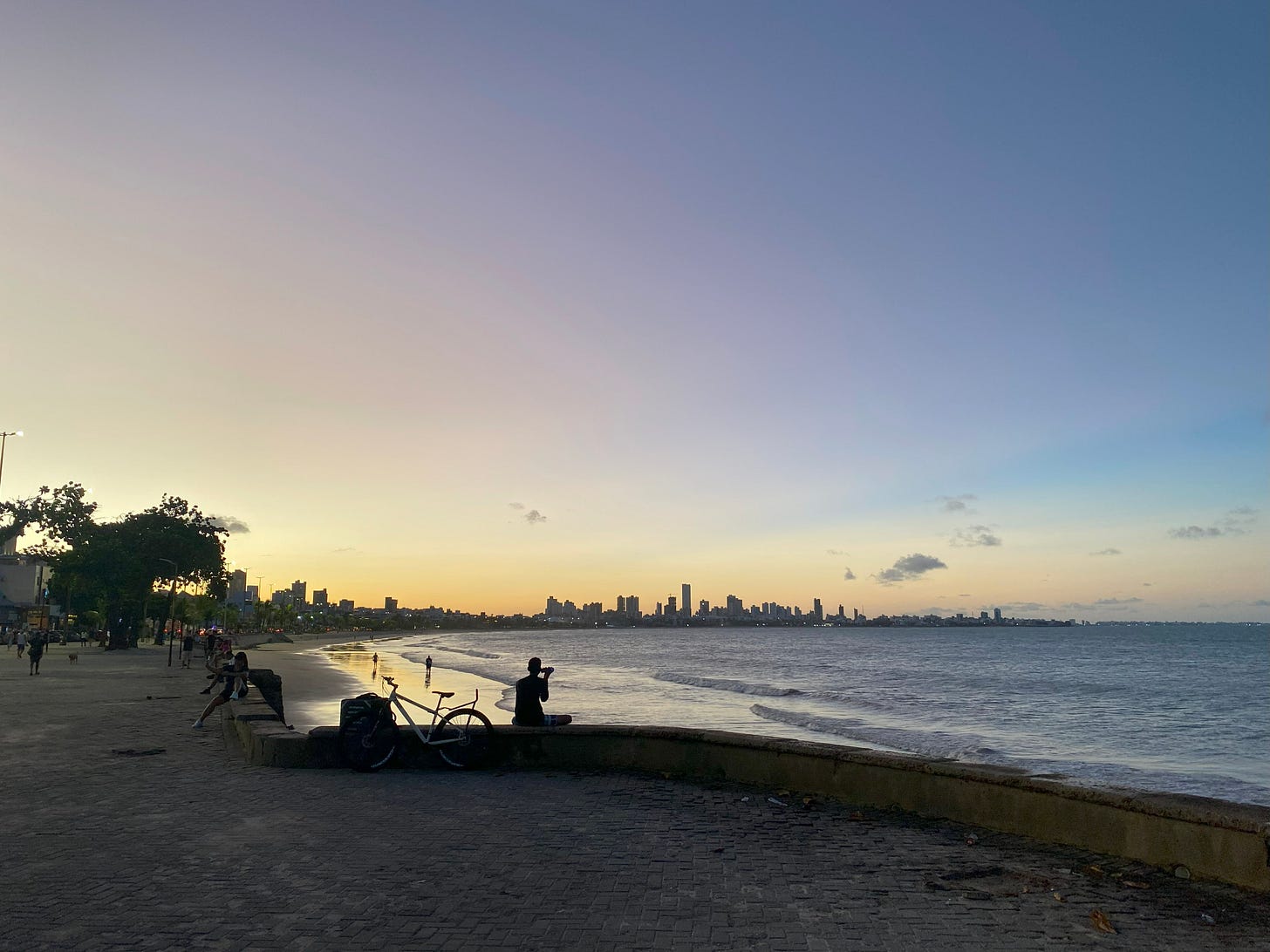 Foto colorida da orla da praia de Manaíra ao por do sol