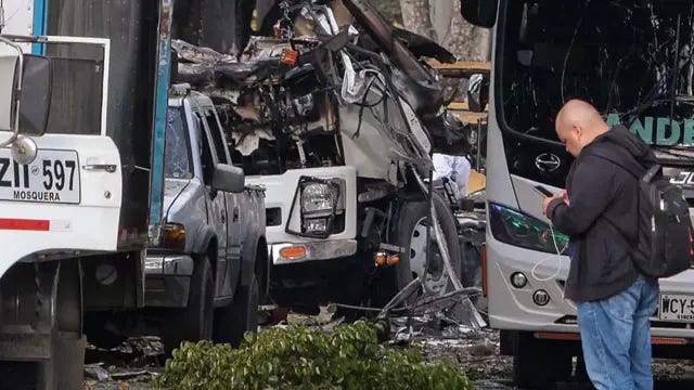 Estado destrozado de vehículos tras el atentado en Cali. Estado destrozado de vehículos tras el atentado en Cali.