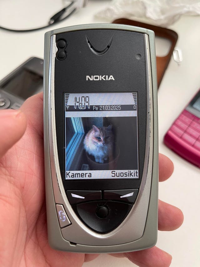 r/DankPods - Nokia 7650, the first globally available phone with built in camera.