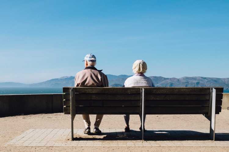 Retraités sur un banc Retraités sur un banc