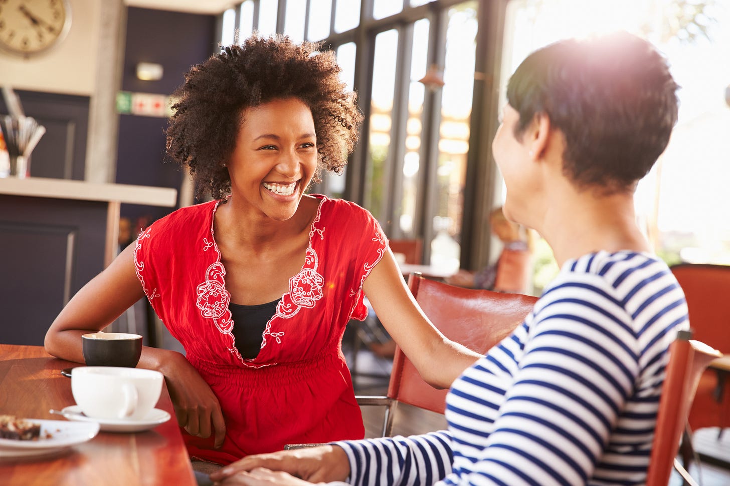 Two colleagues chatting in a coffee shop