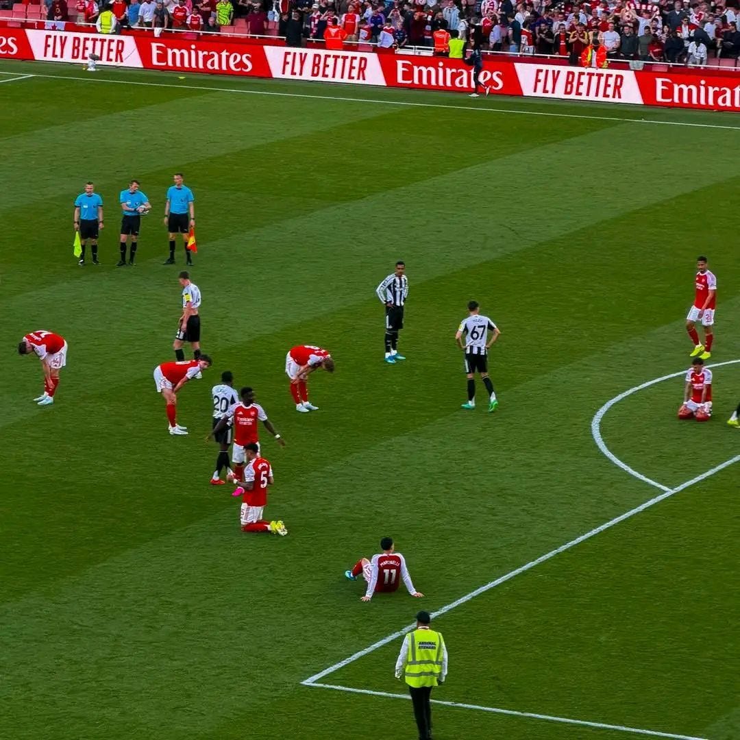 May be an image of soccer, football, crowd and text that says 'S FLY BETTER Emirates FLY BETTER Emirates FLY BETTER Emira 트'