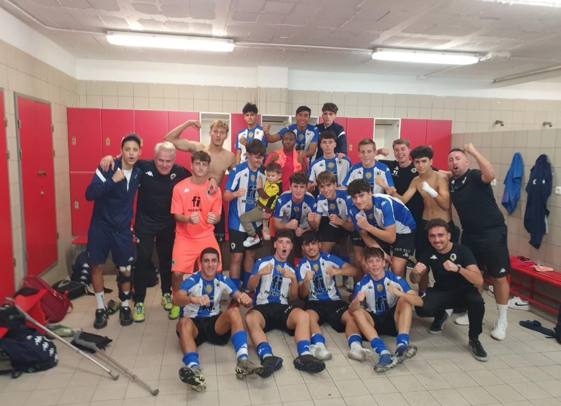 Jugadores del Juvenil C celebrando en el vestuario