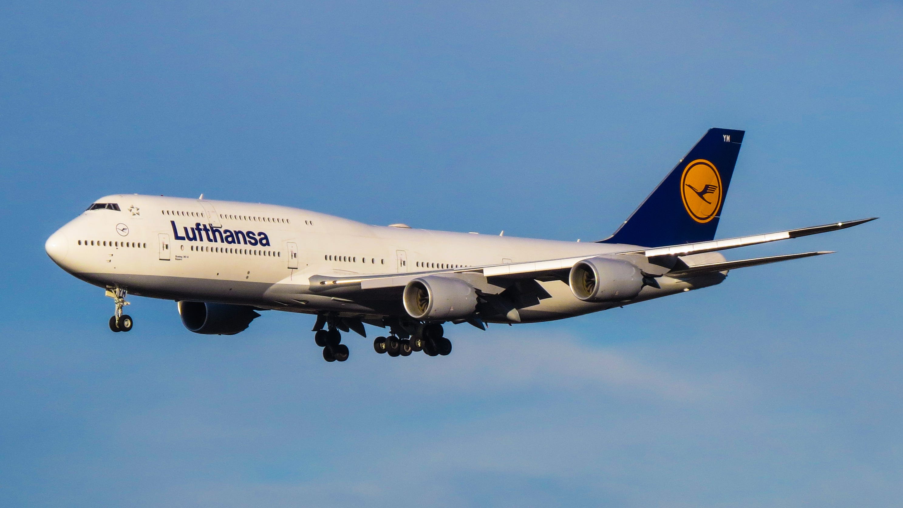 Lufthansa_Boeing_747-8_(16093562187).jpg