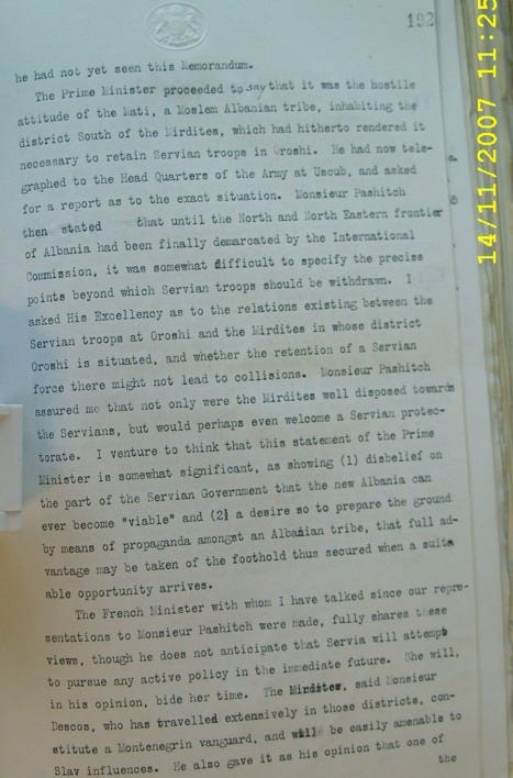 Këto faqe paraqesin dokumentin diplomatik që është publikuar në rrjetet sociale dhe i atribuohet një raporti të datës 19 gusht 1913, i hartuar në Beograd nga diplomati britanik Dayrell Crackanthorpe dhe i drejtuar Ministrisë së Jashtme britanike në Londër. Dokumenti përshkruan biseda diplomatike me kryeministrin serb Nikola Pashiq mbi praninë e trupave serbe në territorin shqiptar pas Luftërave Ballkanike dhe diskutimet ndërkombëtare për përcaktimin e kufijve të Shqipërisë. Teksti regjistron deklarimet dhe arsyetimet politike të qeverisë serbe të kohës, siç janë raportuar nga diplomacia britanike, dhe nuk përbën konfirmim faktik të qëndrimeve apo besnikërisë së ndonjë komuniteti shqiptar. Dokumenti duhet lexuar në kontekstin e krizës diplomatike të vitit 1913, kur Fuqitë e Mëdha po negocionin tërheqjen e ushtrive dhe stabilizimin e shtetit të sapokrijuar shqiptar.