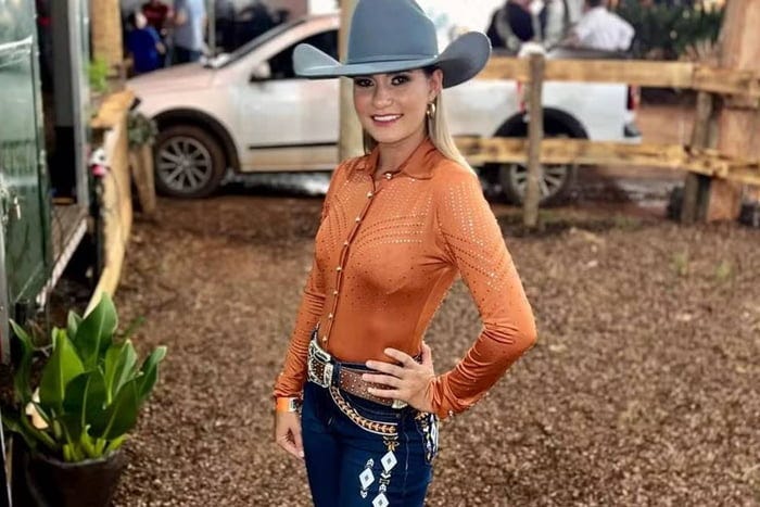 Imagem colorida de Amanda Batista, rainha de rodeio