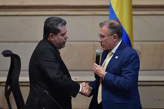 Carlos Hernán Rodríguez, nuevo contralor general, junto al presidente del Senado, Roy Barreras.