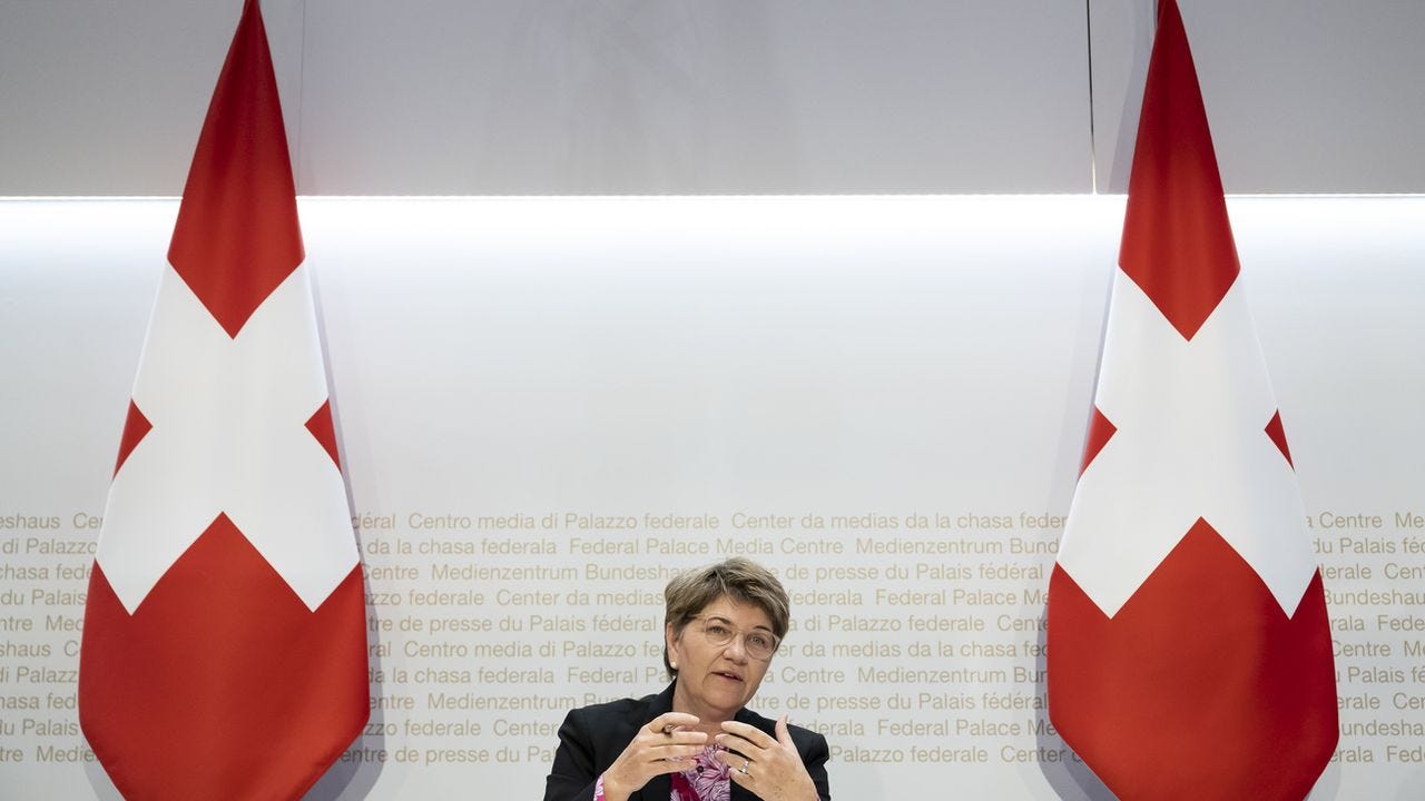 La conseillère fédérale Viola Amherd, cheffe du Département fédéral de la défense, de la protection de la population et des sports (DDPS), s'exprime lors d'une conférence de presse sur la création d'un nouveau secrétariat d'Etat au DDPS, le 19 avril 2023, au Centre de presse du Palais fédéral à Berne. [Anthony Anex - Keystone]