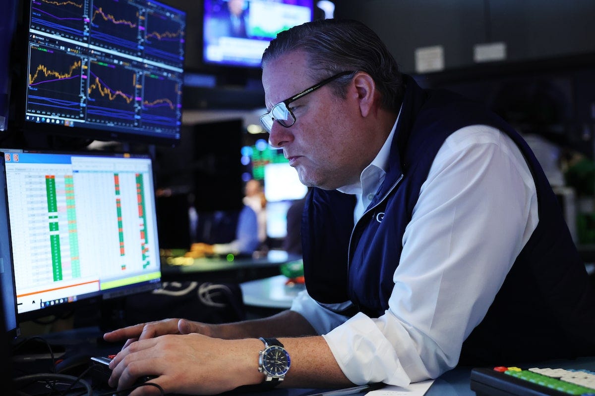 Selector de fondos de inversión analizando el merado