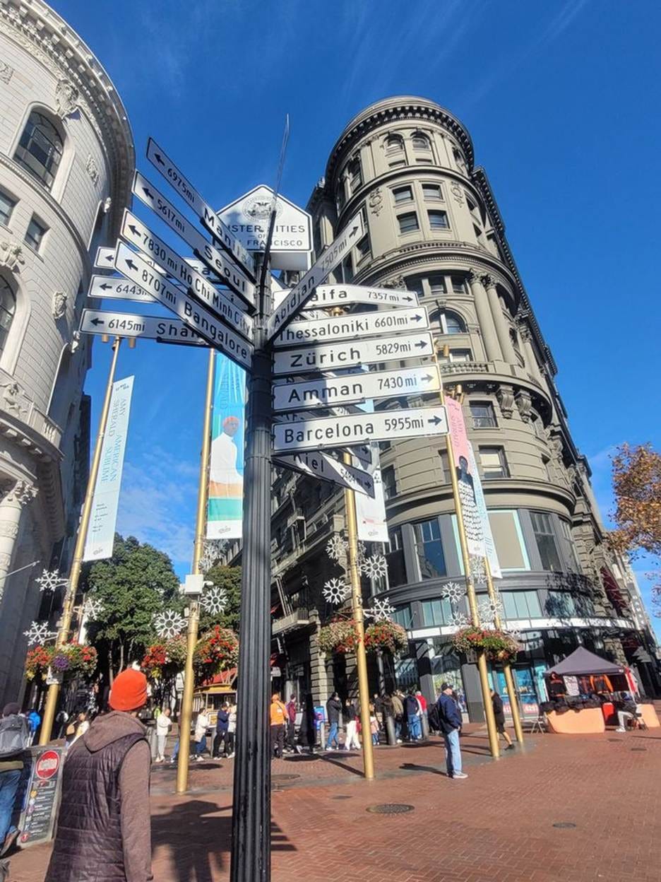 A street sign in front of a building

AI-generated content may be incorrect.