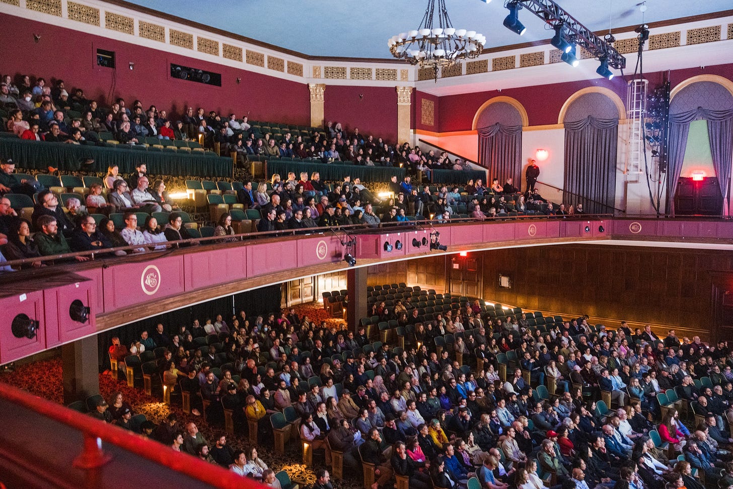 A large group of people in a theater

Description automatically generated