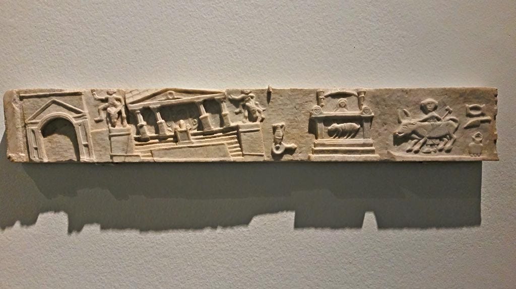 V.1.26 Pompeii. December 2019.
Marble slab from side of household altar in atrium, on display in exhibition “Pompei e Santorini”, Rome, 2019.
Photo courtesy of Giuseppe Ciaramella.
