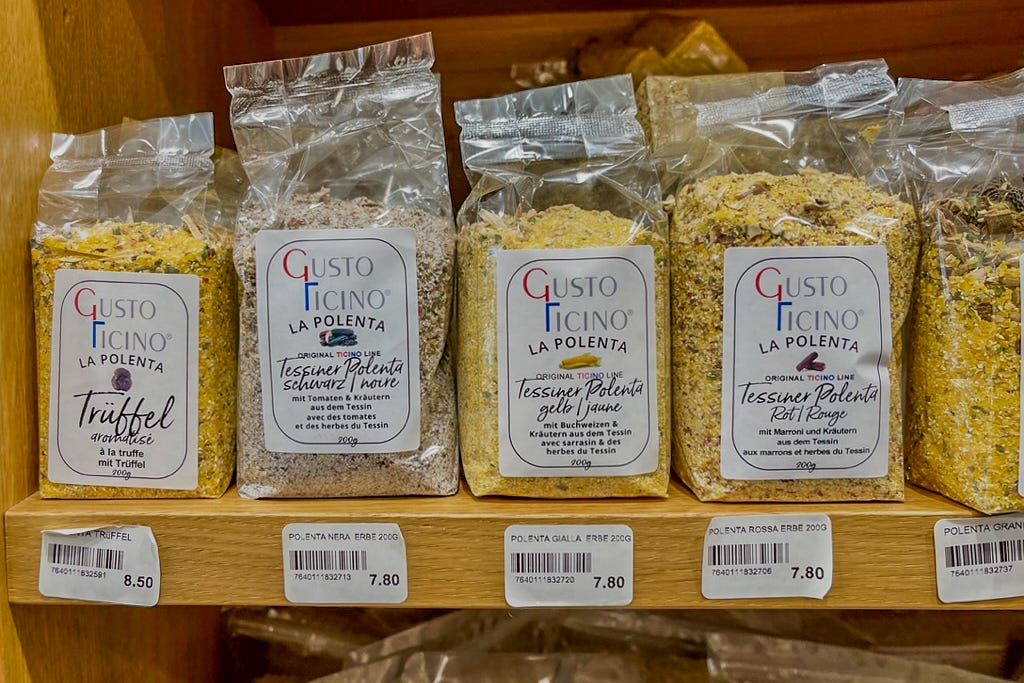 Polenta-Sorten im Verkaufsregal. Polenta-Sorten im Verkaufsregal.