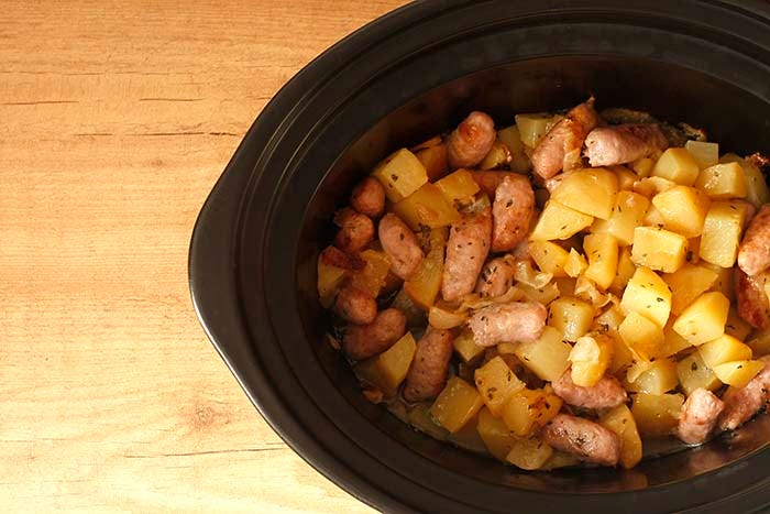 Receta de cazuela de salchichas y patatas en Crock Pot