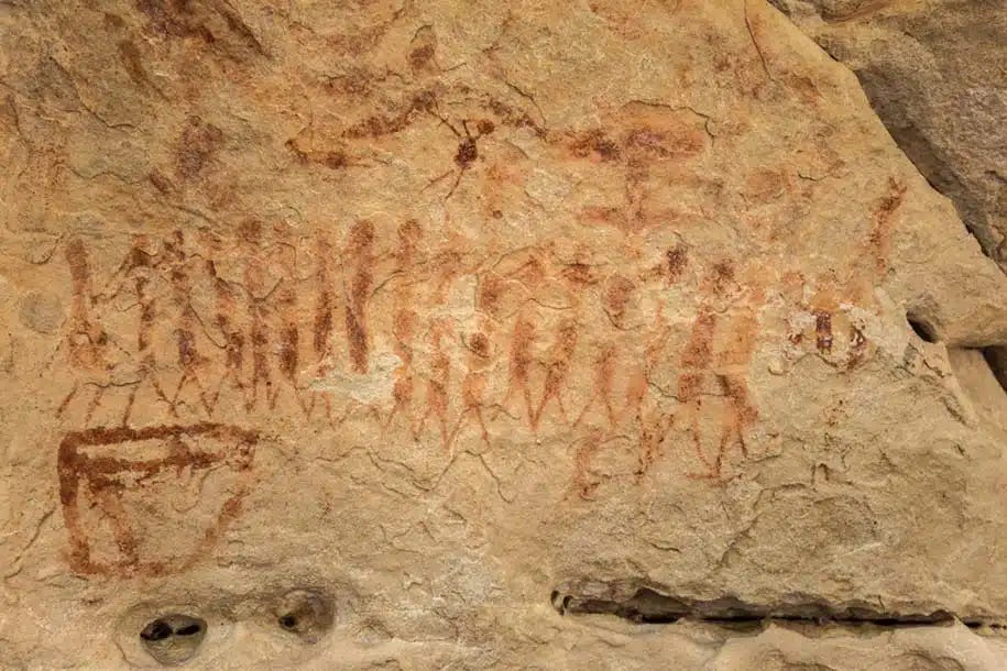 pintura rupestre mostra homens dançando