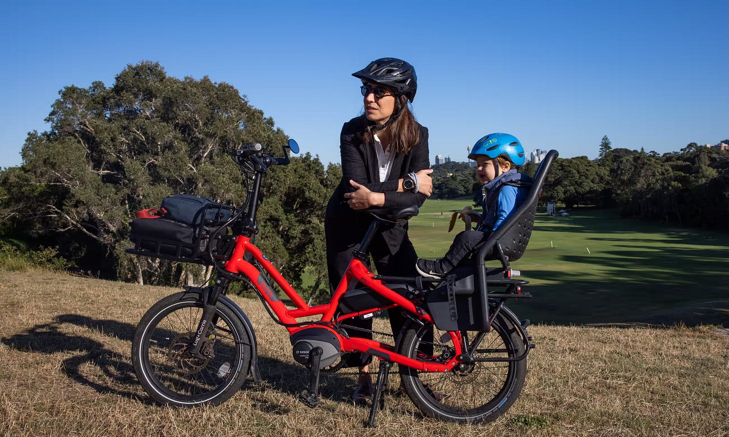 Maman et son fils sur un velo tern
