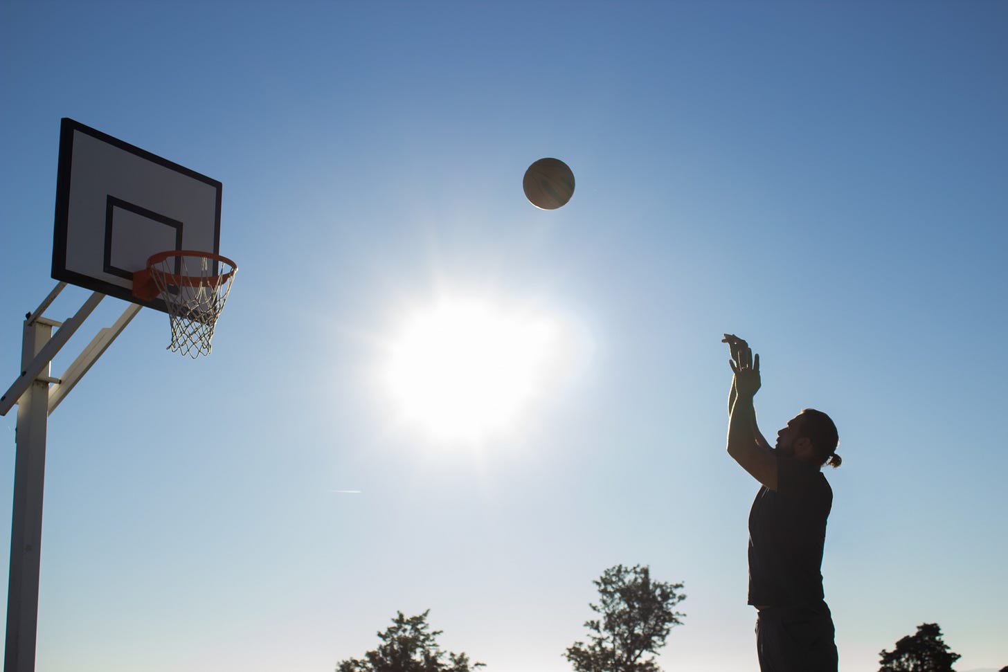 Man taking a free throw shot in baskatball