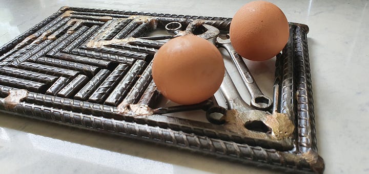 Trivit with eggs resting on.