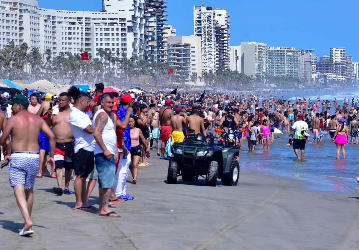 Playa Revolcadero por un día como en los viejos tiempos - El Sur Acapulco  suracapulco I Noticias Acapulco Guerrero