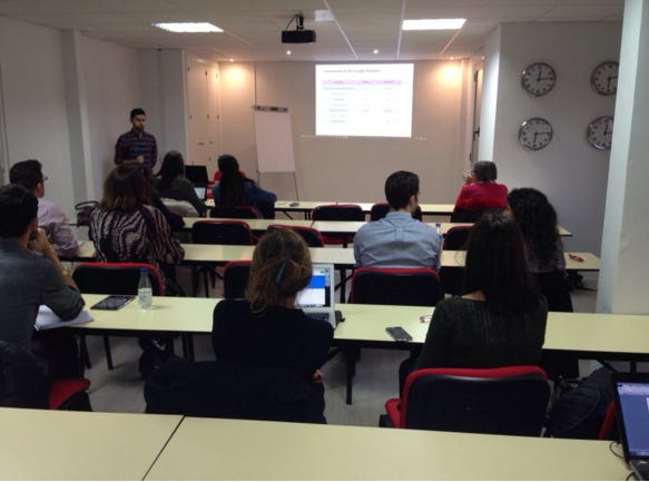 Emilio Rodríguez impartiendo la sesión sobre Google Analytics en la 7ª Edición del Máster en Dirección eCommerce