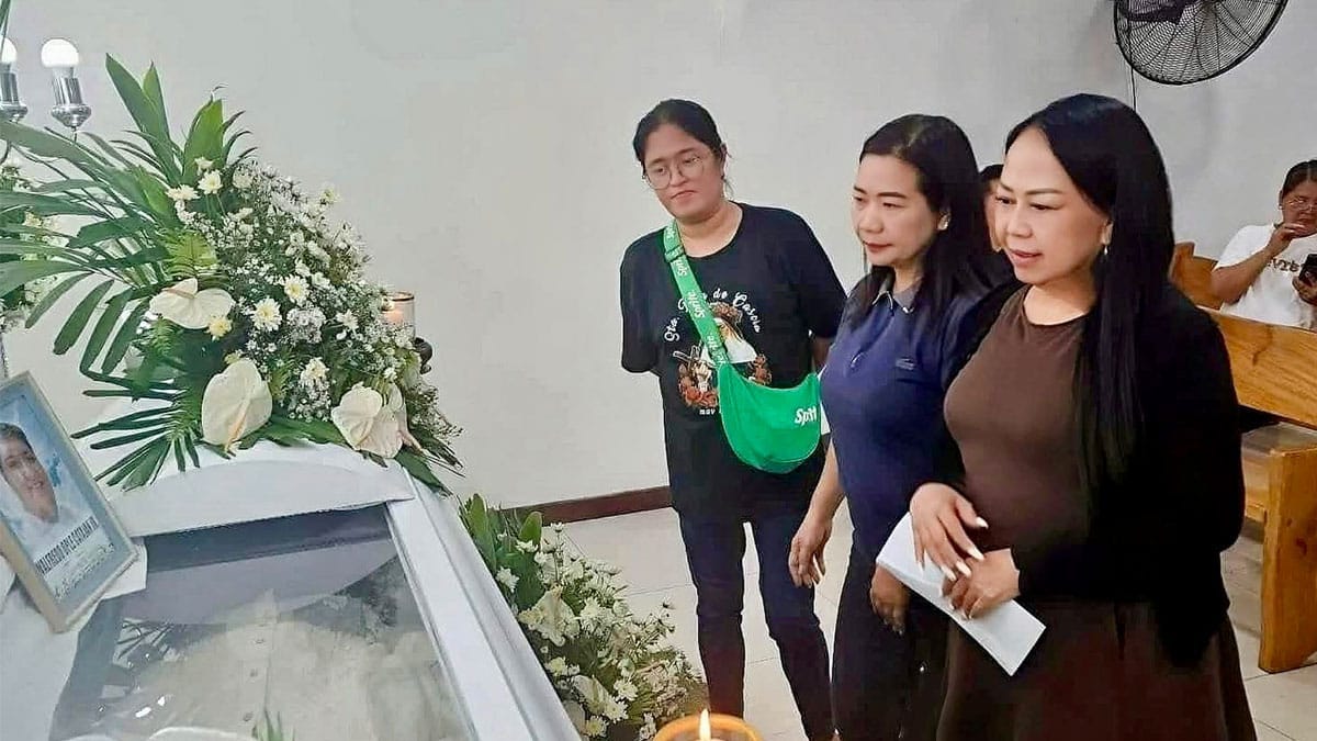 CONDOLENCES Bulacan Provincial Social Welfare and Development Officer Rowena Joson-Tiongson, (center) is joined Sunday by Bulacan Provincial Administrator Antonette Constantino (on her left) in visiting the wake of Walfredo Catajan Jr. in Hagonoy town and extends her deepest condolences to his family. Catajan had a medical emergency while waiting for his turn to receive government aid at the Bulacan Capitol Gymnasium on Saturday and later died at a nearby hospital. COURTESY OF ANTONETTE CONSTANTINO FACEBOOK