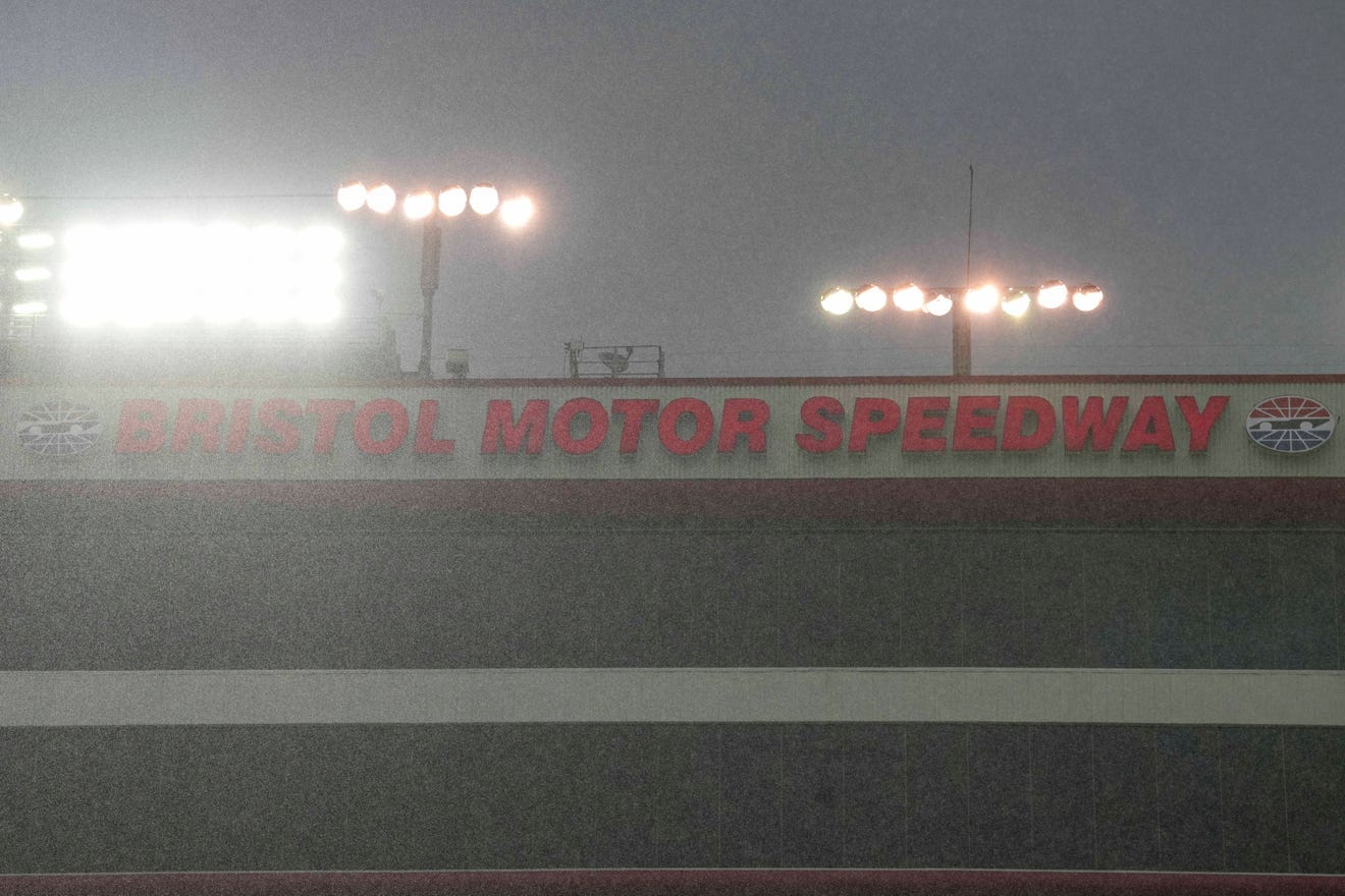 Braves-Reds: Fans at Bristol Motor Speedway for MLB Speedway Classic