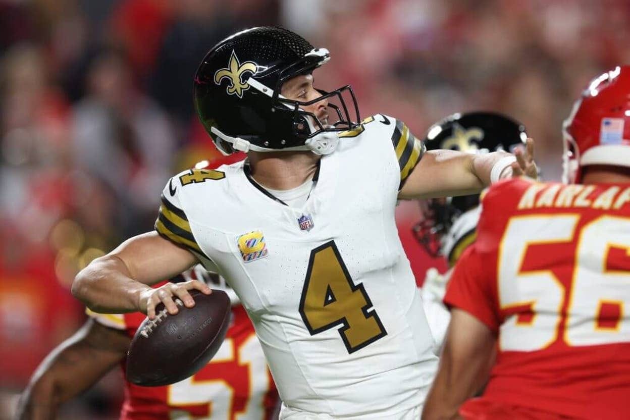 Saints’ Derek Carr out multiple games with oblique injury, per source ...