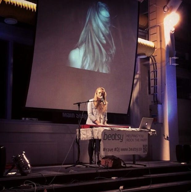 Anni performs. Photo by @sferik Anni performs. Photo by @sferik