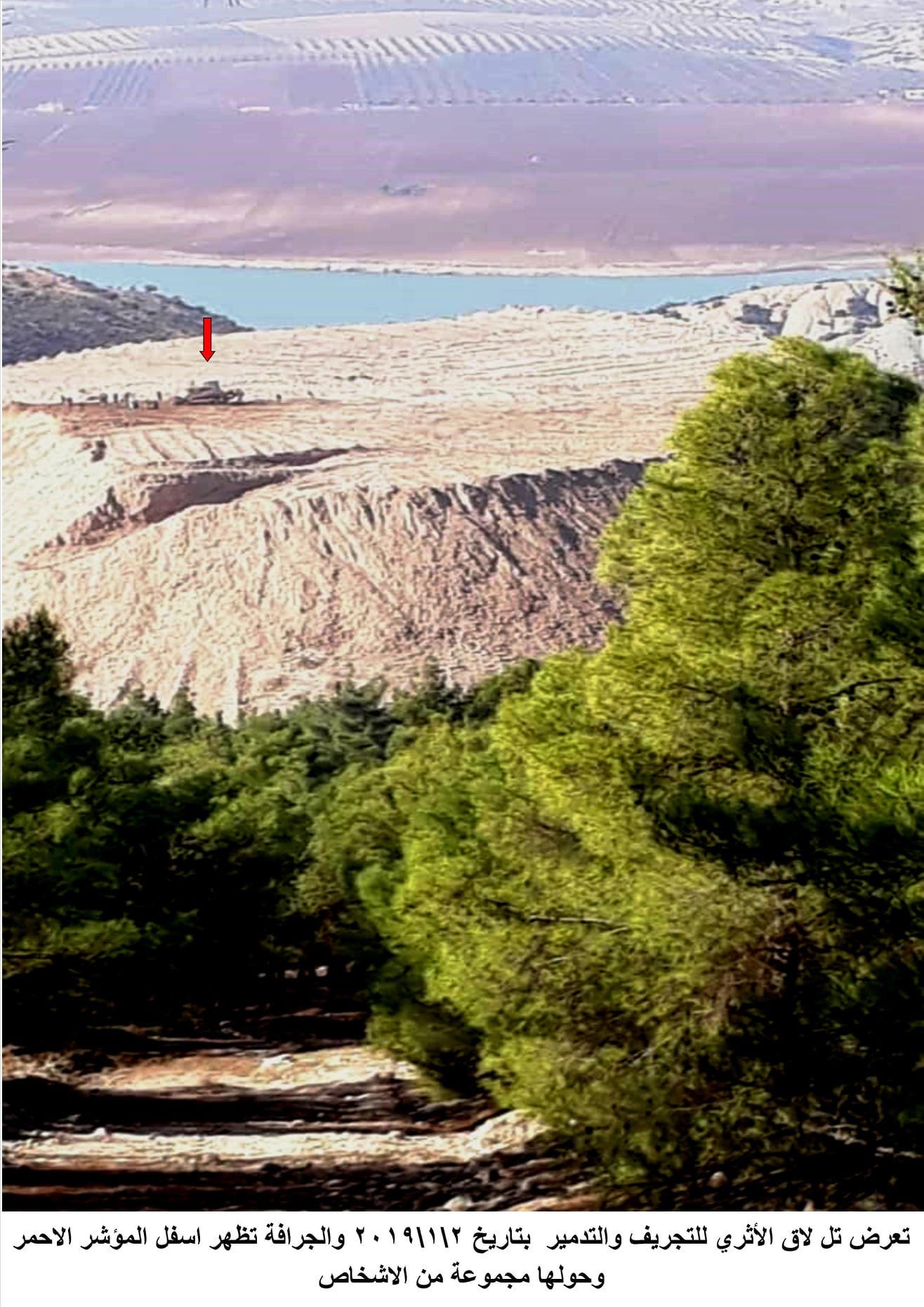 May be an image of ‎text that says '‎تعرض تل لاق الأثري للتجريف والتدمير بتاريخ ٢٢٢٢٢١١۱ والجرافة تظهر اسفل المؤشر الاحمر وحولها مجموعة من الاشخاص‎'‎
