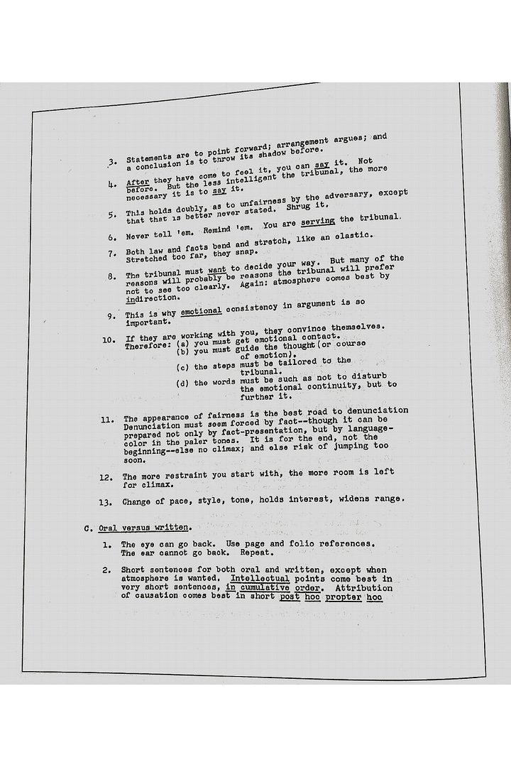 Galeria com quatro páginas escaneadas do manuscrito “Materials on Legal Argument”, preparado em 1957 pelo professor Karl N. Llewellyn para os alunos das Faculdades de Direito da Universidade de Columbia e da Universidade de Chicago. Os documentos trazem conselhos diretos e atemporais sobre como argumentar de forma clara, estratégica e persuasiva, tanto na escrita quanto na sustentação oral.
