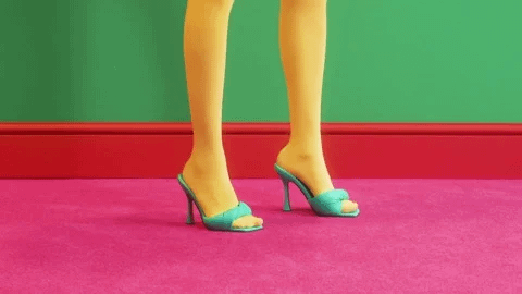 Gif animé où l'on voit les jambes et chaussures d'une femme qui tape d'un pied en signe d'impatience.