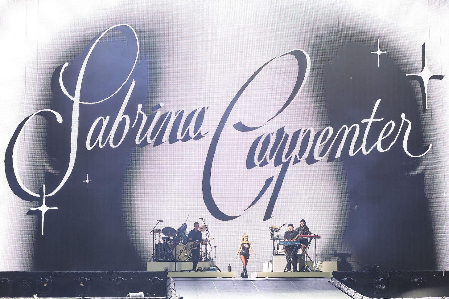 sabrina carpenter eras tour visual , retro script font : r/identifythisfont