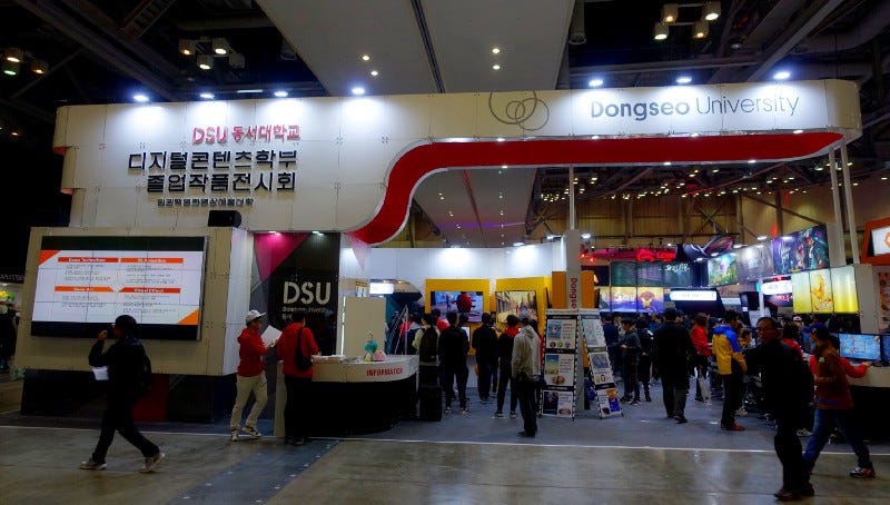 東西大學攤位的外觀，不唬人，真的大。