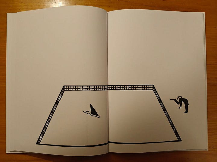 Quattro immagini di "L'opera liquida" di Renato Moriconi con, dall'alto a sinistra in senso orario, la vasca con un'isola che emerge dall'acqua e una palma, con il direttore d'orchestra che ne assume la stessa posa; quindi la stessa vasca sulla cui superficie spunta una pinna di squalo e il direttore che gli punta la bacchetta addosso; un'onda gigantesca che si solleva dalla vasca e sembra ricadere sul direttore; una vasca che è diventata campo di gara di scherma con due persone che si affrontano e il direttore che impugna la bacchetta a mo' di spada.