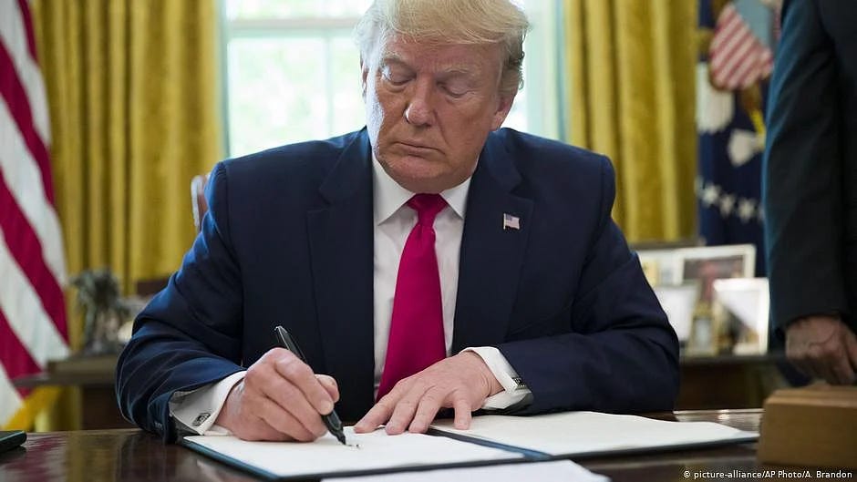 Trump firma la legge sulle sanzioni contro Russia e Iran che consente dazi fino al 100%. Trump firma la legge sulle sanzioni contro Russia e Iran che consente dazi fino al 100%.